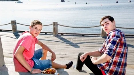 Joshua Savage och Jesper Lauritsen från Luleå sitter vid bryggan i kvällssolen och äter middag från ett av stånden. När det ätit klart ska de gå omkring och njuta av vad festivalen har att erbjuda.
