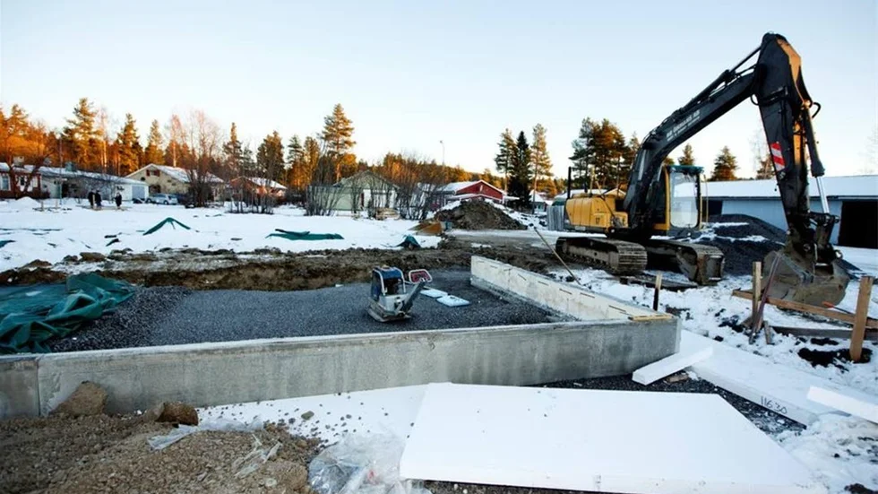 Byggnaden i betong blir 540 kvadratmeter stort och fem meter högt. Parkförvaltningen behöver inte så stor yta men eftersom förrådet var billigt slog Älvsbyns Fastigheter till.