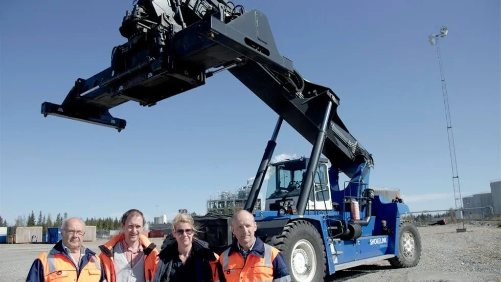 Vindkraftens intåg i Markbygden utgör ett jättelyft för Piteå hamn och Shorelink, konstaterar från vänster Christer Bentzlin, Lars Wikström, Ulrika Nilsson och Ola Isaksson, framför nya muskeltrucken med 50 tons bärkraft.