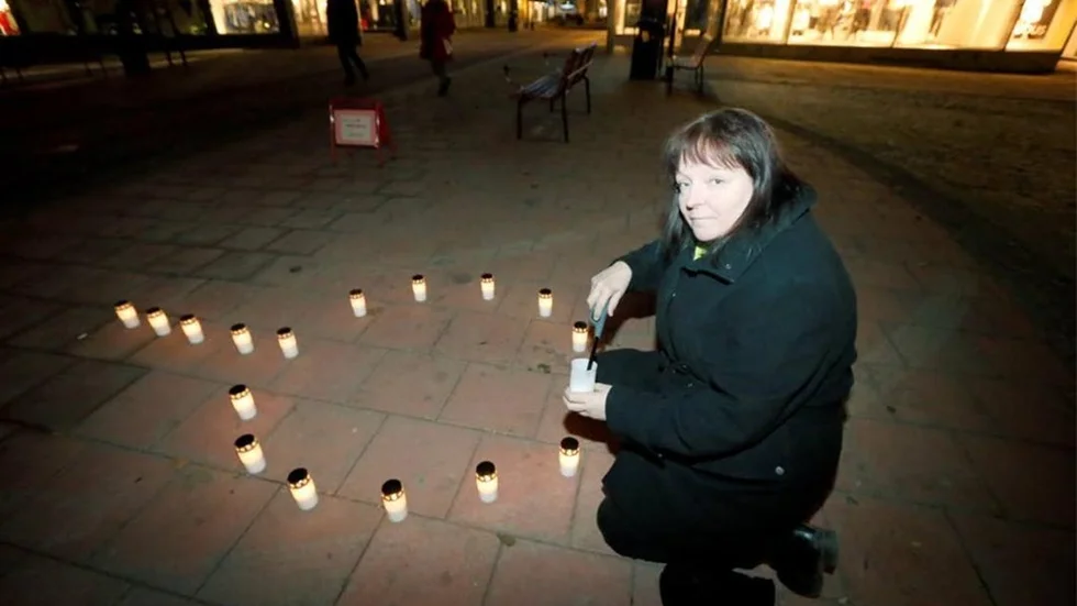 Britt Fjällström, ordförande i Piteå kvinnojoursförening, tände symboliskt en av 17 ljuslyktor som representerar antalet kvinnor som varje år dödas i Sverige.