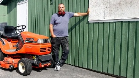 Vaktmästaren Kenneth Aidanpää har bommat igen det fönster som krossades vid inbrottet.