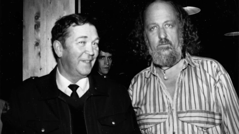Gilbert Lundin ombesörjde mängder av charterresor, bland annat ett hundratal till Ryssland. Här Gilbert tillsammans med en annan välkänd profil, trubaduren Evert Ljusberg, i samband med en charterkörning till Luleå 1989.