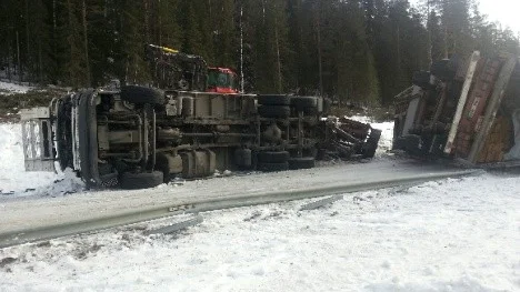 Vid 04-tiden på torsdagsmorgonen krockade en lastbil lastad med virke med en flisbil. Vägen var stängd i bägge riktningarna under bärgningsarbetet.