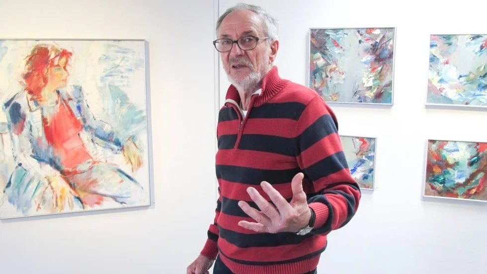 Tex Berg vänd mot målningen ”Modell”.