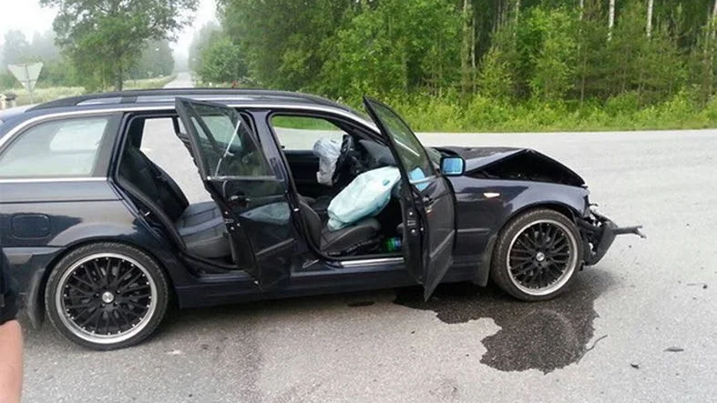 Personbilen fick plåtskador i fronten, passagerarna klarade sig dock undan utan allvarligare skador.