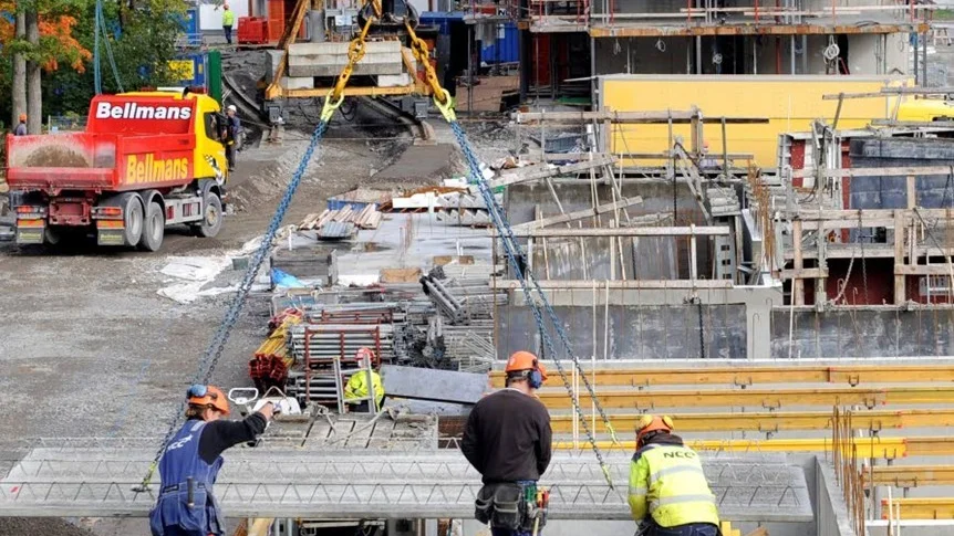 Det byggs för få nya bostäder och bostadsmarknaden har går i stå när bara höginkomsttagare kan betala de snabbt ökande boendekostnaderna.