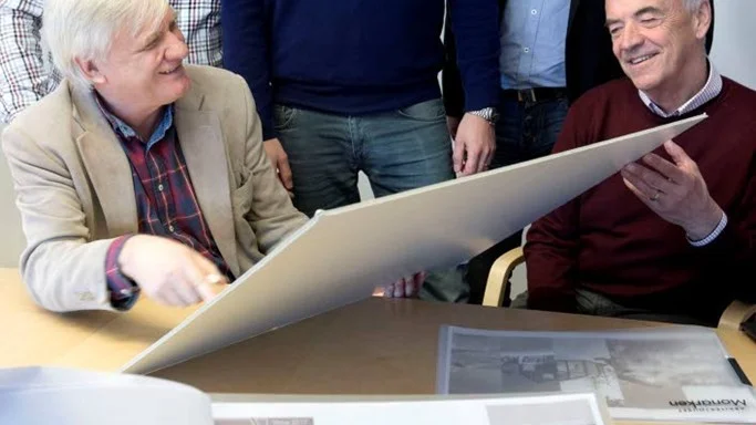 Kombinationen skidåkare/däcktestare tilltalar gruppfemman som var för sig har olika roller i skidtunnelns framväxt. Längst fram sitter Robert Bergman och Erik Lindbäck, som lagt grunden för projektet. Bakom står från vänster Anders Lindgren och Jonas Jalar, Arctic Falls, samt Stefan Lundmark från Piteå kommun, som utreder va-, el- och vägfrågan i området.