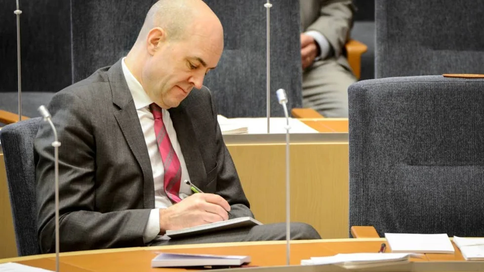 Fredrik Reinfeldt väljer att i regeringens budgetproposition att backa in i framtiden.