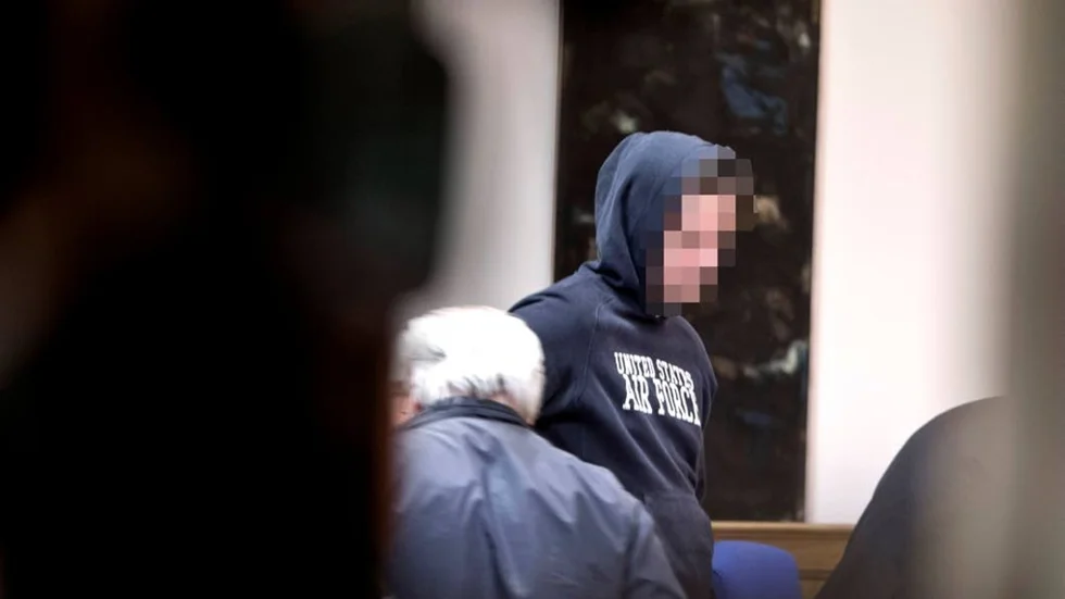 Den åtalade 22-åringen lider inte av någon allvarlig psykisk störning, inte så allvarlig att rättspsykiatrisk vård kan bli aktuellt. Och vid förhandlingen igår yrkades minst 18 års fängelse.