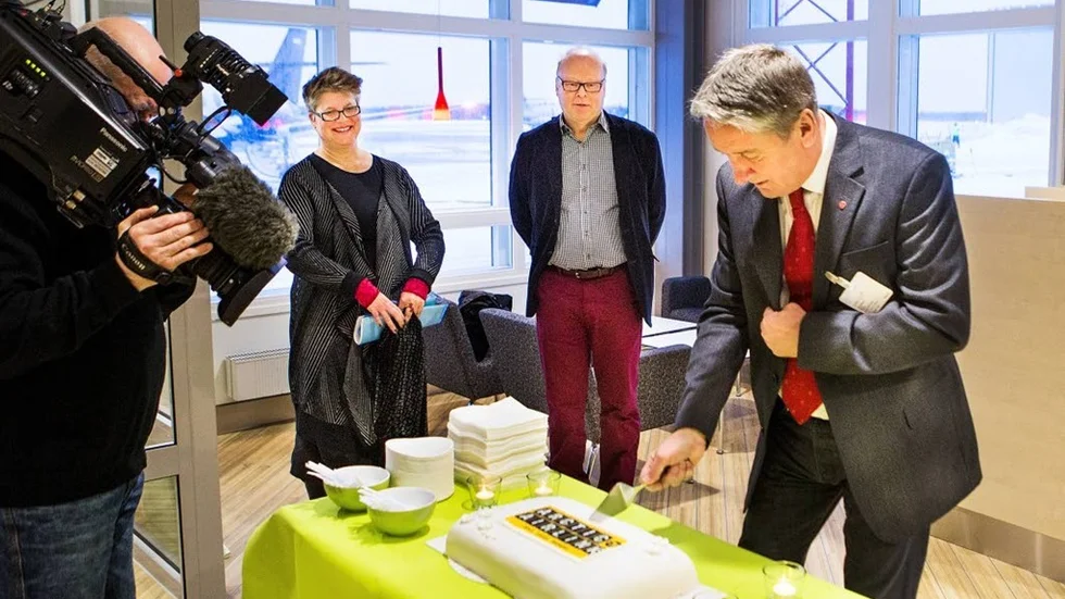 Kent Ögren (S), landstingsråd, fick äran att ta första tårtbiten. Intill honom Robert Forsberg, Norrbottens handelskammare och Susann Jonsson, vd Filmpool Nord.