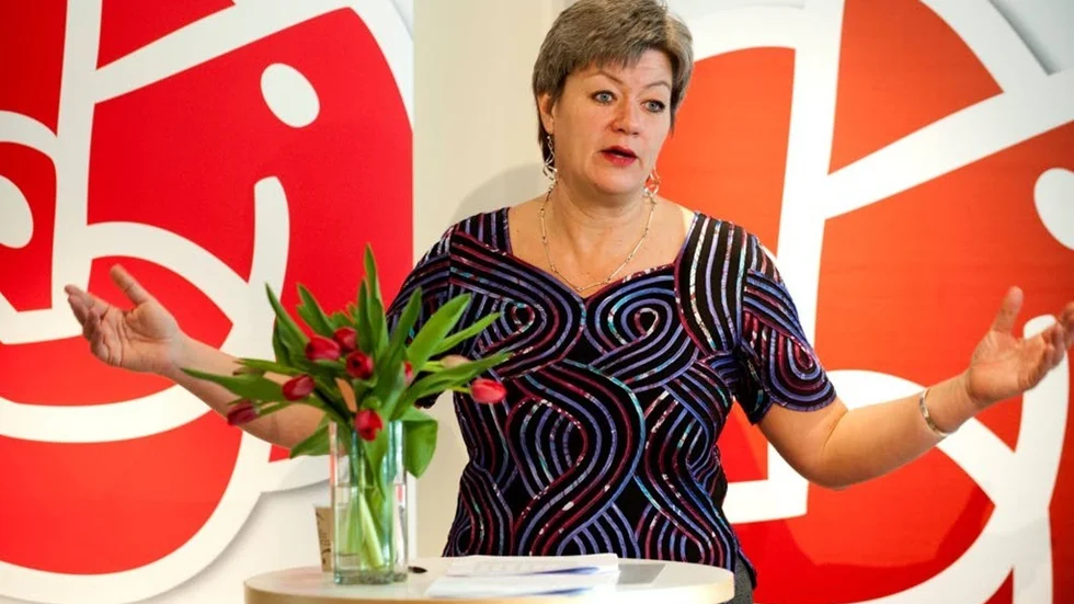 Socialdemokraternas arbetsmarknadspolitiska talesperson, Ylva Johansson, måste få chansen att som arbetsmarknadsminister styra om den svenska arbetsmarknadspolitiken från passiv förvaring till aktiva åtgärder.