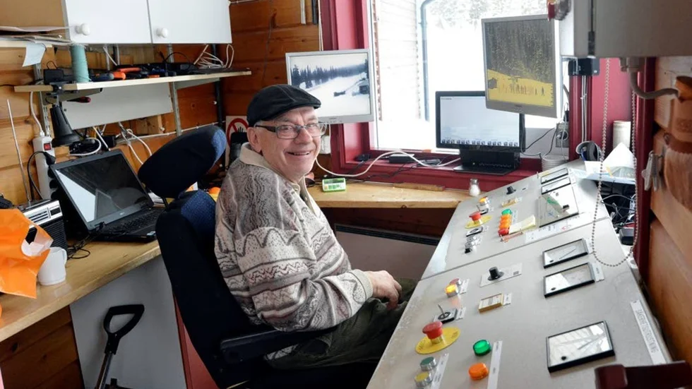 Gammal i gemet. Bengt Ederlöv är numera glad pensionär när sonen Håkan Ederlöv driver anläggningen. Men lite jobbar han ändå. I dag övervakar han liftarna.