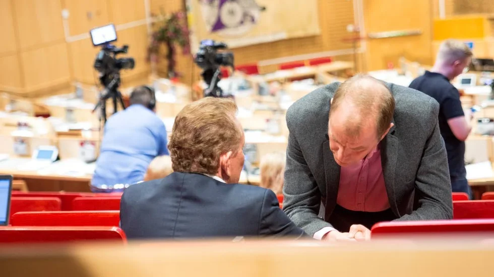 Spel från läktaren. Samtliga som hade med regionstyrelsen att göra ansågs jäviga och fick därför följa beslutet från läktaren. Det hindrade inte från att de blandade sig i vad ersättarna skulle säga.