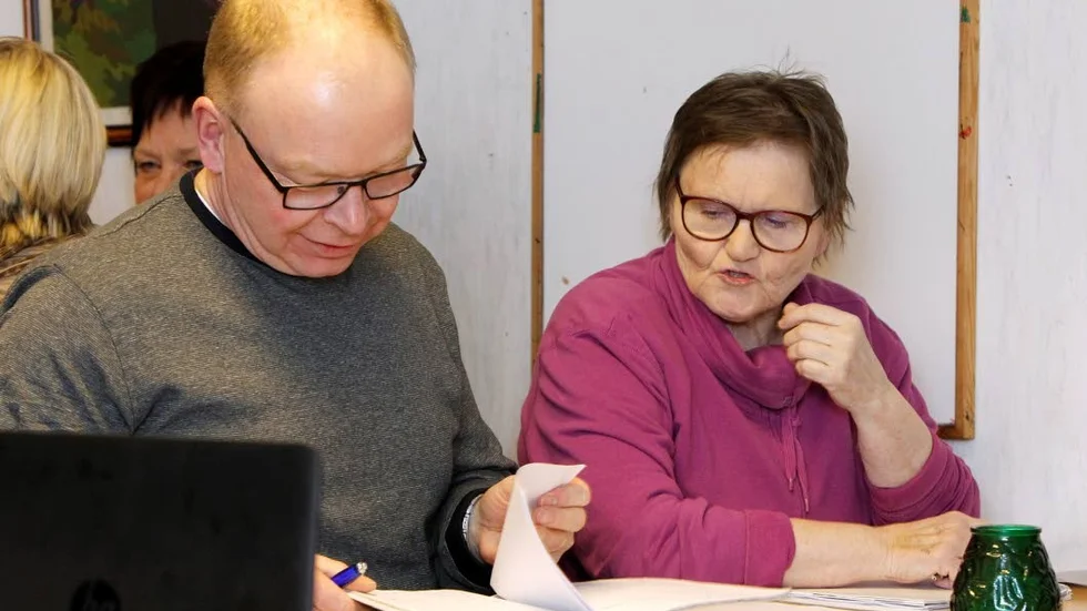 Oroliga. Peter Rosander och Britta Isaksson är rädda att byarna ska ta ett steg bakåt i stället för framåt.
