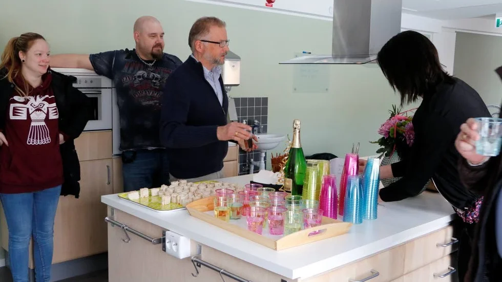 Mingel. Det nya boendet för unga vuxna invigdes på onsdagen med bubbel, snittar och mingel.