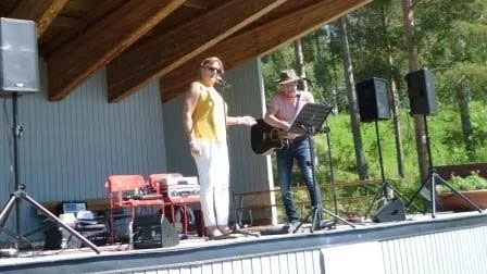 Duo. Let's dance från Piteå underhöll med musik på scenen.