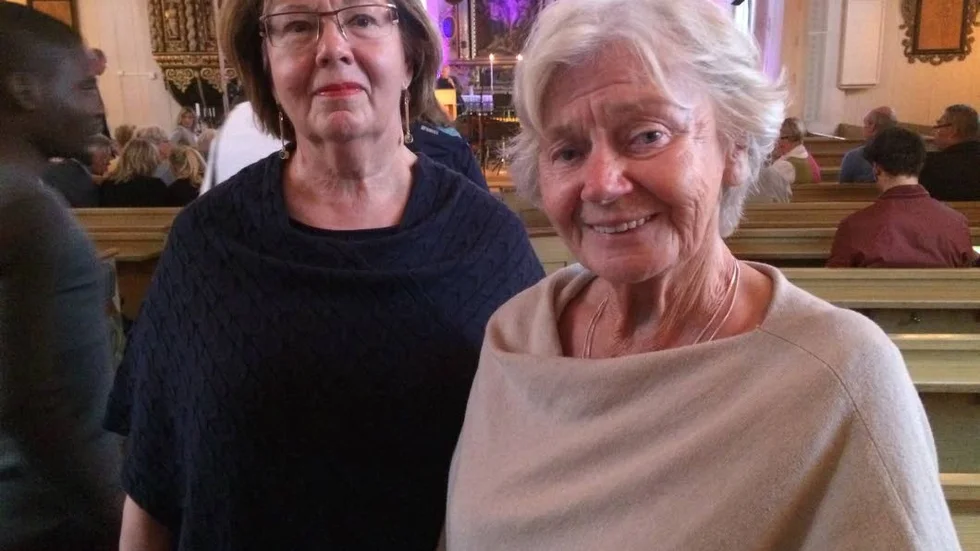 Behållning. Margit Lindqvist och Barbro Danielsson såg Mattias Alkberg framträda i Piteå Kyrka. "Det var en ny erfarenhet, jag visst inte vem han var. Men jag går in med öppet sinne och tar till mig vad han säger", säger Margit Lindqvist. "Det var en behållning", tycker Barbro Danielsson.