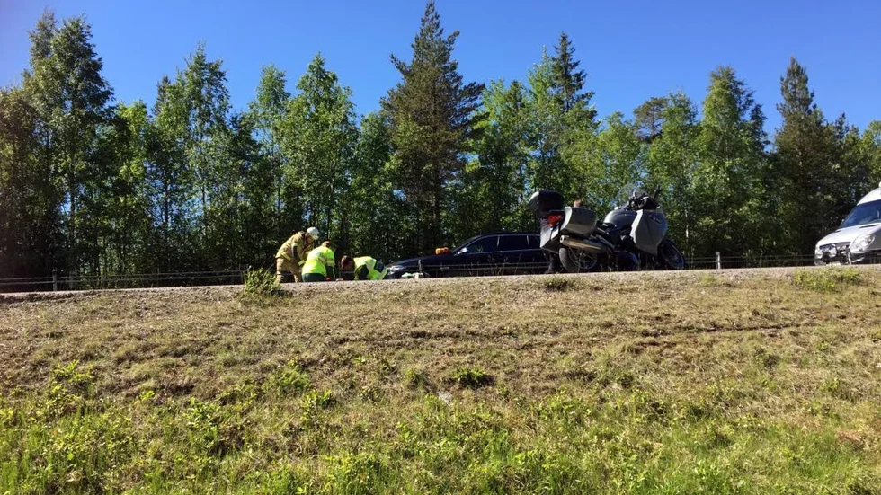 Mitträcke. Mc-föraren kastades över mitträcket när hans motorcykel gick omkull.
