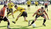 Lindö FF vann över Sylvia i finalen av BK Hirds årliga oldboysturnering. Här ses sittande och stående fr v Tony Martinsson, Stefan Franzén, Magnus Lindeberg, Robert Fyrberg, Martin Klasson, Jan Stenström samt lagledaren Elio Musse Baglione. Längst fram ses målvakten Tomas Bladh och maskoten Jesper Stenström. Under turneringen spelade även Mats Olsson, Tomas Järnvall och Eje Bladh i laget.
FOTO: JANNE FORSBY