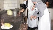 Husorna Britt Ljunggren och Britt Pettersson, personal från Länsmuseet i Linköping, kokade kaffe och bakade kakor så det stod härliga till.
FOTO: JANNE FORSBY