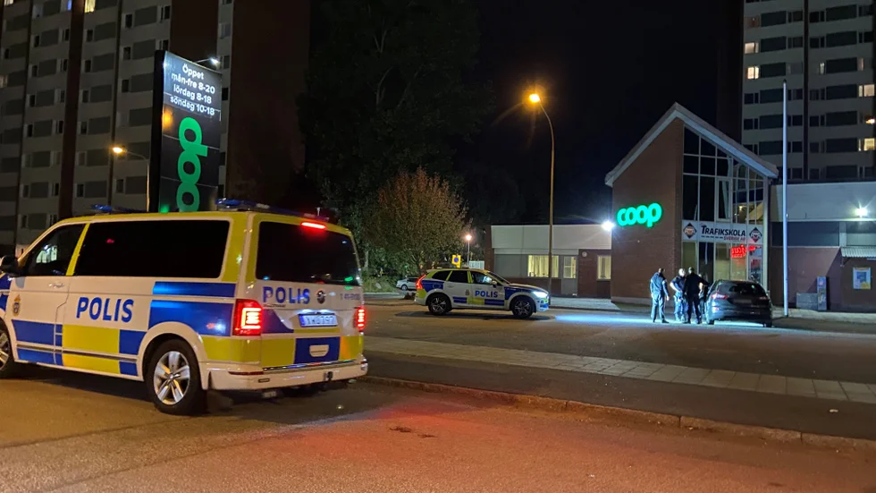 Flera polispatruller larmades till stadsdelen Årby i Eskilstuna efter larm om skottlossning.