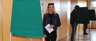 Många röstade på valdagen – förstagångsröstaren Emma en av dem: "Det känns bra att få rösta"