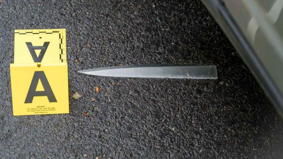 Den 32-årige mannen var beväpnad med en kniv när han började gå mot poliserna. (Bilden är hämtad ur förundersökningen.) 