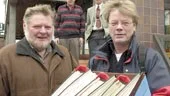 Stig Eriksson och Lelle Karlsson tog i går med sig pärmarna, som gäller fastigheterna där Idésmedjan har verksamhet, till Hävla. Föreningen har köpt fastigheterna av Vallonbygden som här representeras av ordförande Bengt Carlsson och VD Mattias Lindberg.  
FOTO: TITTI OLOVSSON