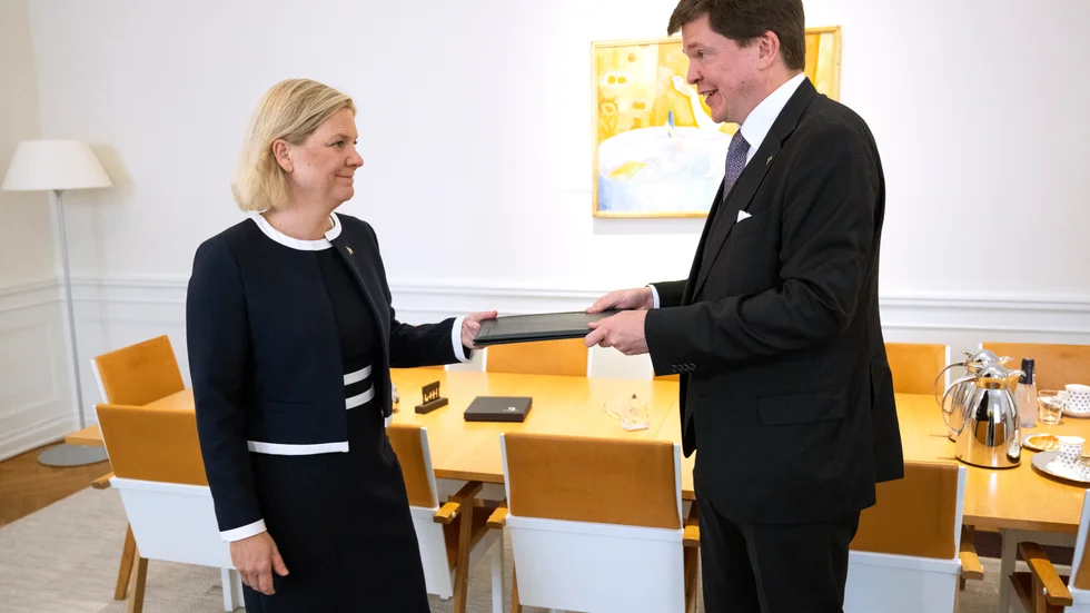 Talmannen Andreas Norlén tog emot statsminister Magdalena Anderssons formella avgångsbesked under torsdagen. Andersson sitter dock kvar för att leda en övergångsregering under perioden tills högerregeringen tillträder.