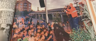 Guldregn över Vannala – blonda killar orsakade torgkaos i Katrineholm