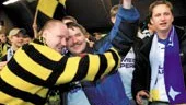 Supportrar från Elfsborg och Norrköping kramar om varandra på förfesten före matchen.
FOTO: NICLAS SANDBERG