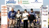 Sig igelström, t v, och Janne Öberg, båda körandes för Finspångs MS, tog sig runt det tuffa enduroloppet i Finland i helgen och fick sin välförtjänta belöning.
