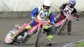 Det var full fart när det körde seriematch för 80ccförare på Kråkvilan. Här ligger Piraterna före Smederna. Seriematchen vanns av Valsarna före Vargarna, med Smederna på tredje plats och Piraterna som fyra.
FOTO: MARTIN ROTH