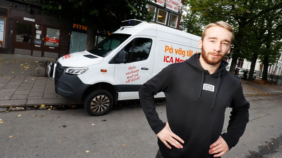 Vid sidan om handbollen jobbar Linus Gustavsson deltid på Ica Maxi i Skiftinge där han står för utkörningen av online-varor. Under torsdagens premiär är han redo för att leverera en seger till sitt Guif.
