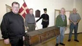Matti Hellsten, Nils Larsson, Stig Björk och Anders Hill från Garnisionsmuseet i Linköping bär in den rotekista (där soldaterna förvarade sin uniform och den utrustning som behövdes i fältlivet) som visas i utställningen på biblioteket.
FOTO: TITTI OLOVSSON