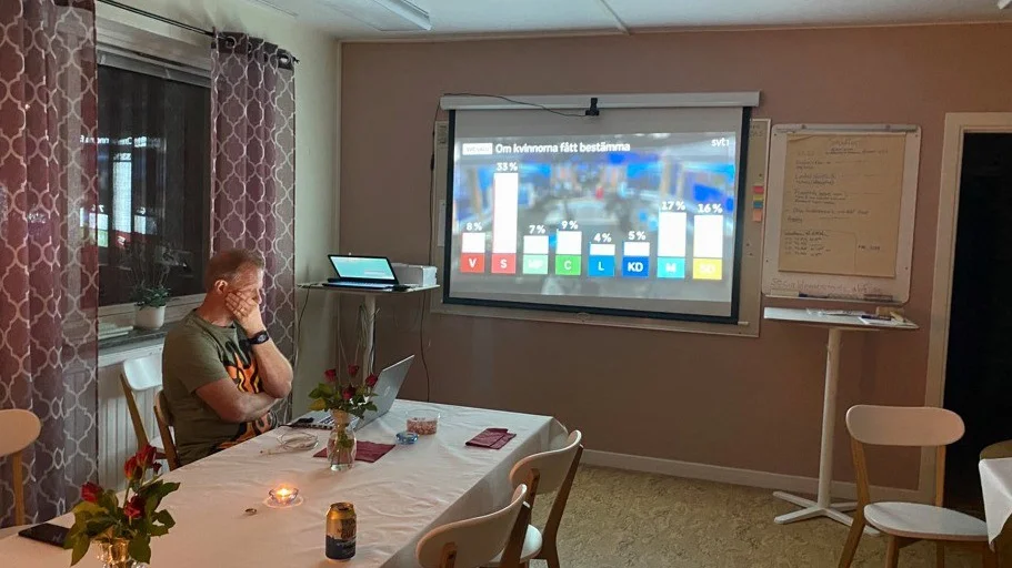 När mandatfördelningen i kommunalvalet i Finspång började klarna sent på valnatten, dröjde sig Mats Annerfeldt (S) kvar och räknade på olika vägar att gå. 