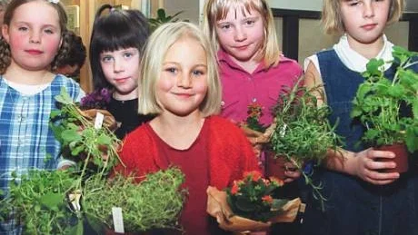 I lördags invigdes utställningen om Söderköpings örtagård på Stinsen. Fem unga flickor visade upp en provkarta av de växter som finns på örtagården, från vänster Malin Holmberg, Jenny Stockberg, Frida och Lillan Fahlstedt samt Sally Kalered.
FOTO: PETTER ANDERSSON