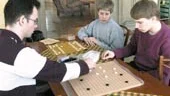 Joakim Sigvald, Henrik Hellberg och Jonas Säfström från Norrköpings asiatiska brädspelsförening träffas regelbundet på Café Swartz för att spela det kinesiska spelet go och det japanska schackspelet shogi. 
FOTO: ANITA KJELLBERG