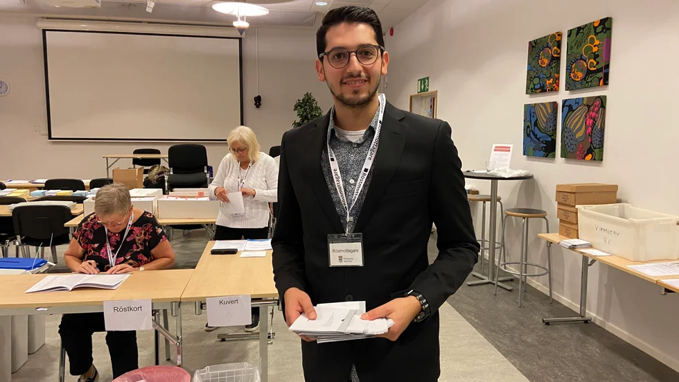 Mohamed Sarkhosh arbetar vanligtvis som engelskalärare på Vimmerby Lärcenter, där han under söndagen intog rollen som rösträknare.