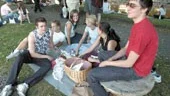 Picknick-gäng. Joel Törndahl, Johan Karlsson, Ida Lindgren, Sara Törnqvist, Maria Svensson, Efraim Scherl.