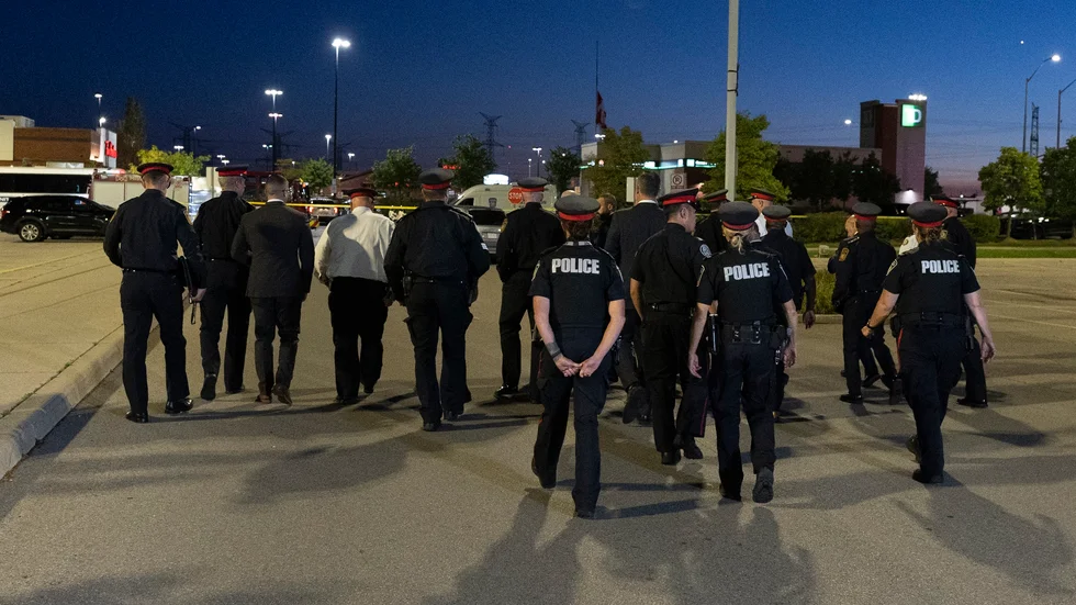 Poliser lämnar en presskonferens efter dödsskjutningen i staden Mississauga i Kanada.