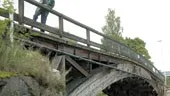  ABC-bron i Skärblacka måste renoveras inom tre år, annars tvingas vi stänga den, säger Tore Larsson, ordförande i Skärblacka vägförening, bekymrat angående den gamla 1800-talsbron.
FOTO: ANITA KJELLBERG