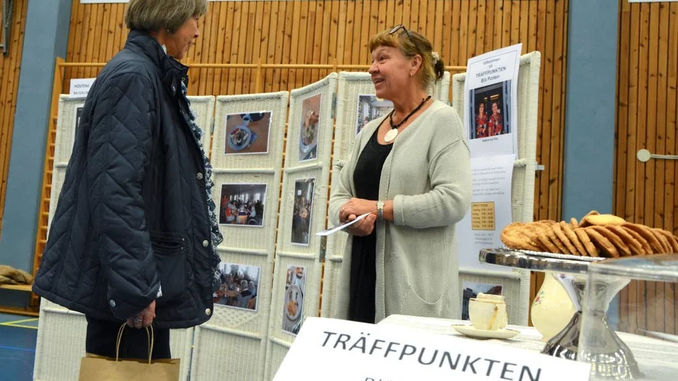 Träffpunkten. Berit Nilsson besöker  Blå Portens bord och talar med enhetschefen Carina Lindell.