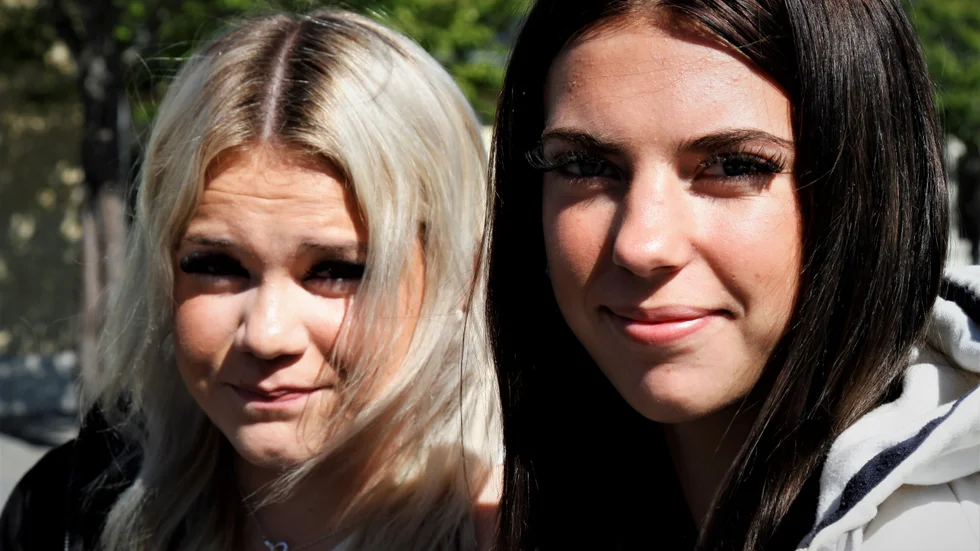 Engla Karlsson och Saga Gerdlöf, 14 år, går i dag i nian på Östervåla skola. De tycker läxor, prov och uppgifter, ofta med tajta deadlines, leder till stress. Enligt Saga är det i dag svårt för många elever att få hjälp i tid.