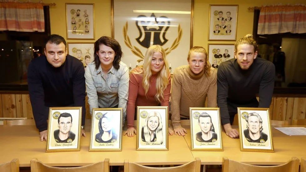 Smedbylegendarer. Christos Christoforidis, Sandra Landberg Heikne, Tilda Heimersson, Jessica Samuelsson och Andreas Hadenius framför Lennart Mobergs akvareller.