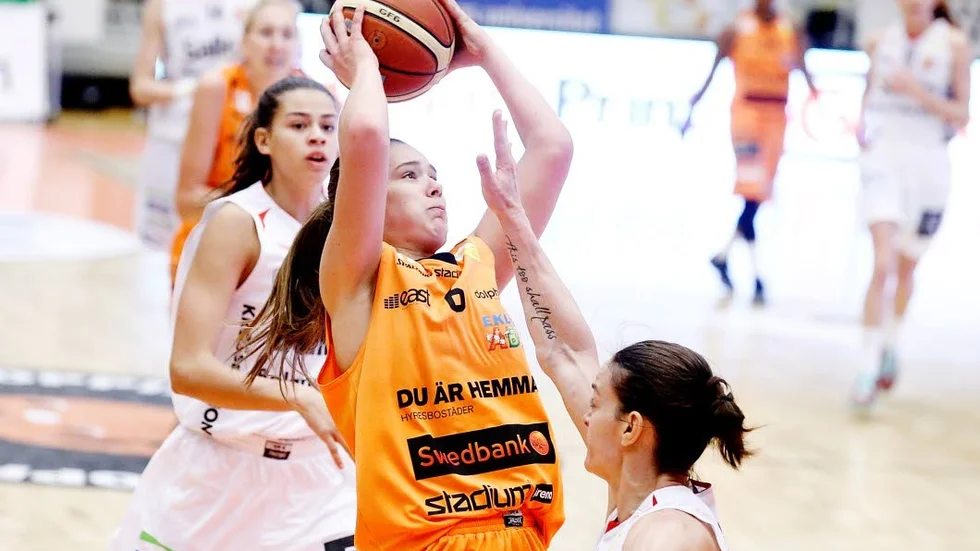 Stopp. Dolphins försökte och visade moral mot Sallén. Till slut vann Uppsalalaget med 67–78.
