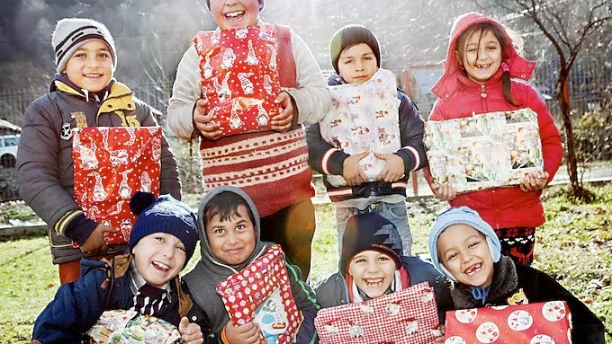 Glada barn. Moise och hans kompisar i byn Bughea de Sus utanför Bukarest har fått paket av svenska julklappshjältar.