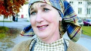 Foto: HANS BRANDIN Helen Eklund från Alla tiders historia på Kalmar läns museum deltog i en improviserad föreställning i Överum och hör även till dem som arbetar med förstudien till Bruksriket.