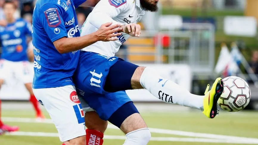 Hård kamp. Derbyt bjöd på många sköna duster, här är det Kristian Bergström och Emir Kujovic som kämpar om bollen.