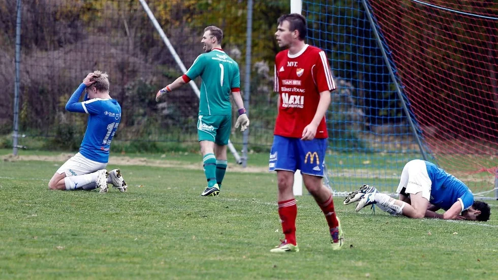 Bittert. Torstorp fick bita i gräset i lördagens match i Motala. Foto: Corren